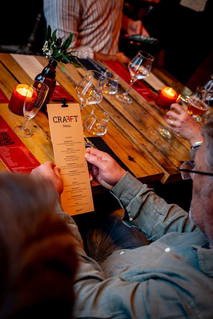 Veganistisch eten in Breda bij Crafft met menukaart aan tafel